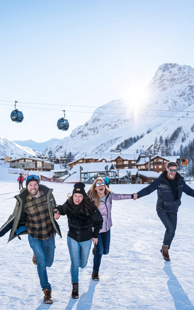 Bande d'amis, copains, couples sur le front de neige de Val d'Isère en hiver