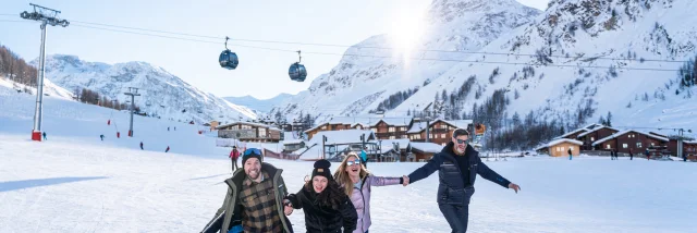 Bande d'amis, copains, couples sur le front de neige de Val d'Isère en hiver