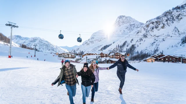Bande d'amis, copains, couples sur le front de neige de Val d'Isère en hiver