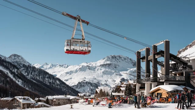 Funivia del Fornet in inverno con il sole e il ristorante Crozets in Val d'Isère