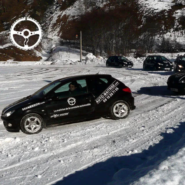 Scuola guida auto su neve e ghiaccio in Val d'Isère in inverno