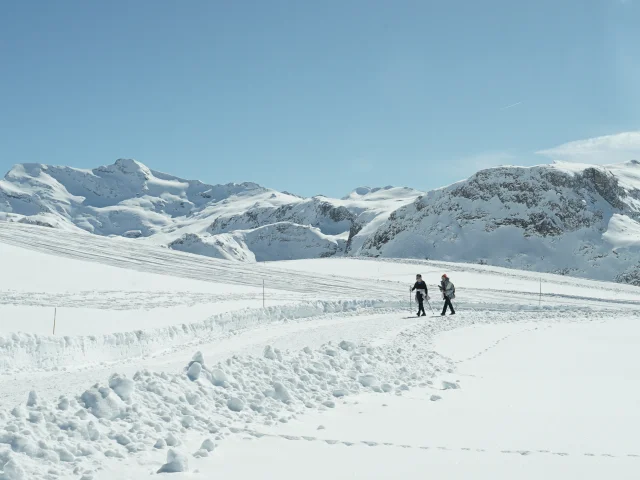 Personnes qui se balade autour du Lac de l'Ouillette en hiver à Val d'Isère