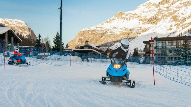 Mini motoneige électrique sur l'esplanade en hiver à Val d'Isère