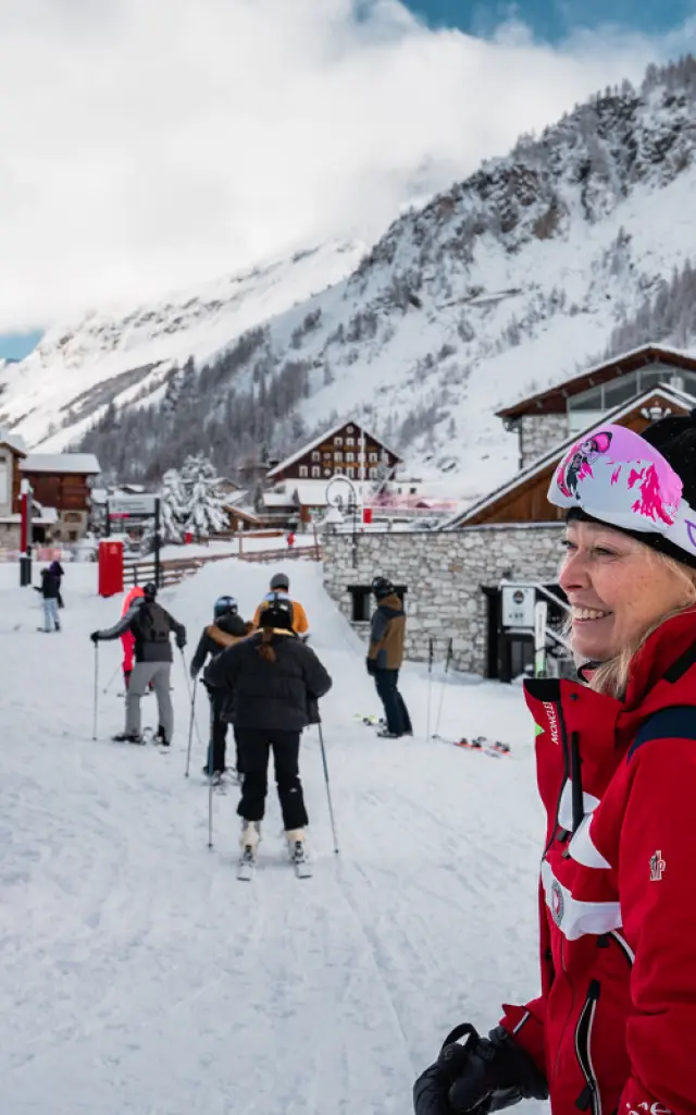 Monitrice ESF sur le front de neige à Val d'Isère