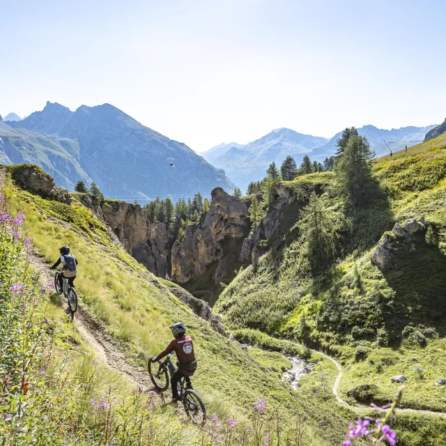 Sportifs sur le Bike Park de Tignes-Val d'Isère