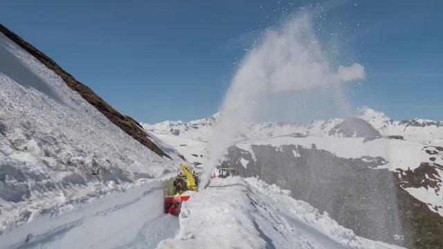 Snow clearing on the Iseran pass