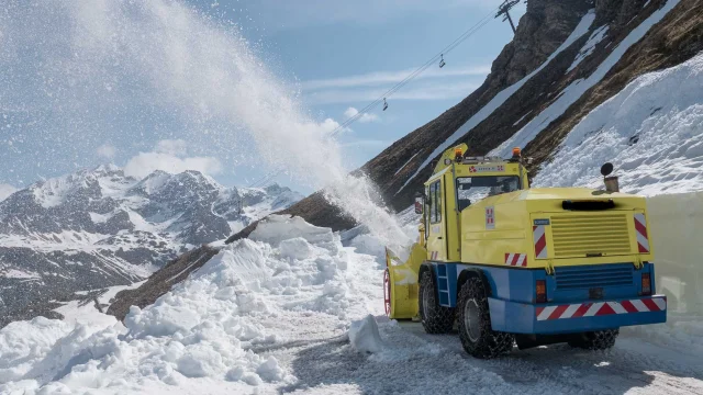 Snow clearing on the Iseran pass