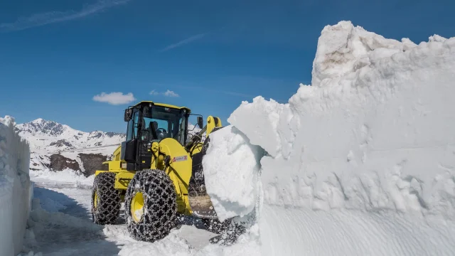 Snow clearing on the Iseran pass