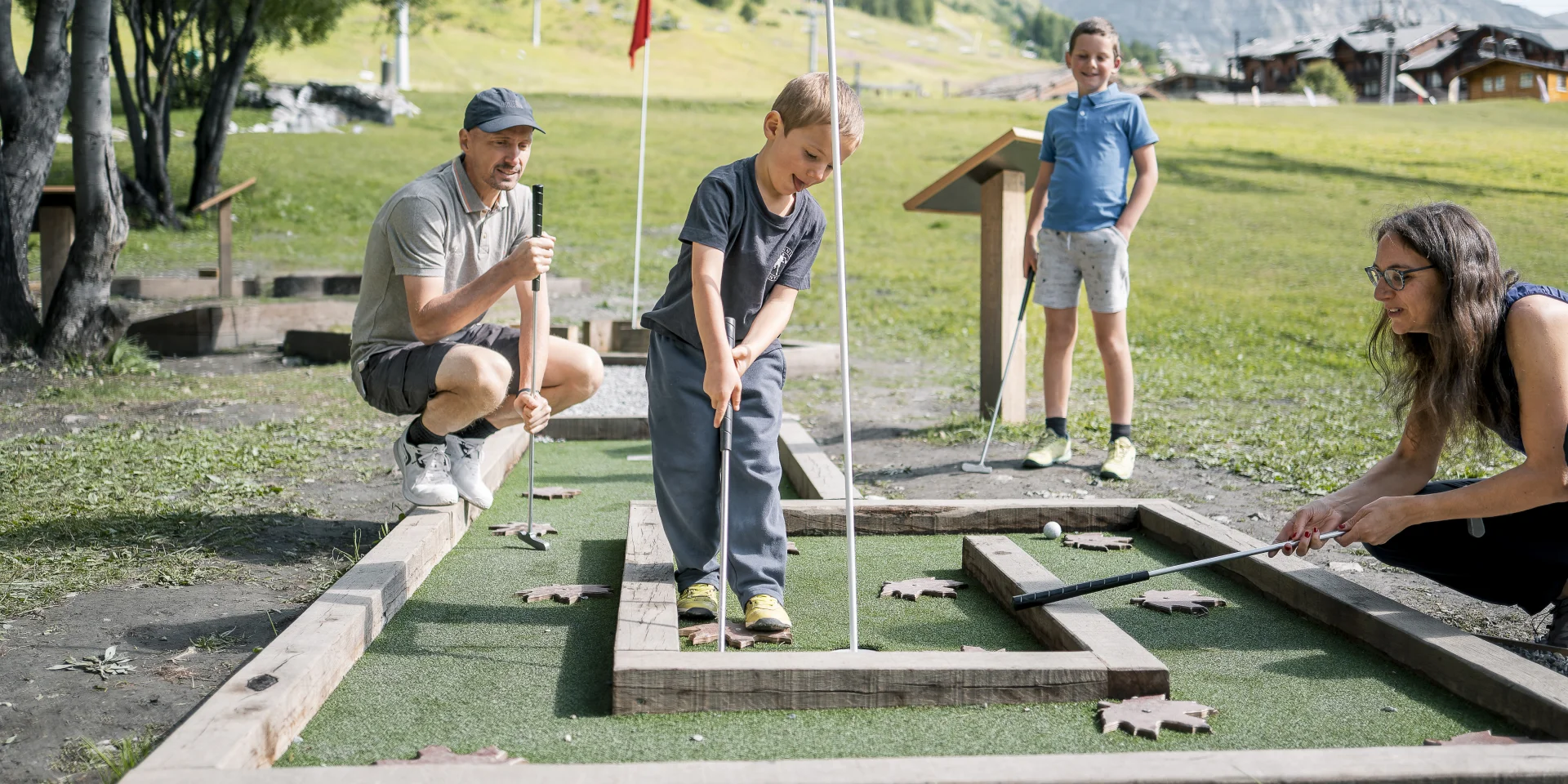Mini golf per tutta la famiglia (genitori e figli) sul fronte verde in estate a Val d'Isère