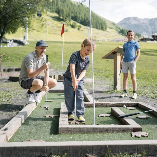 Mini golf per tutta la famiglia (genitori e figli) sul fronte verde in estate a Val d'Isère