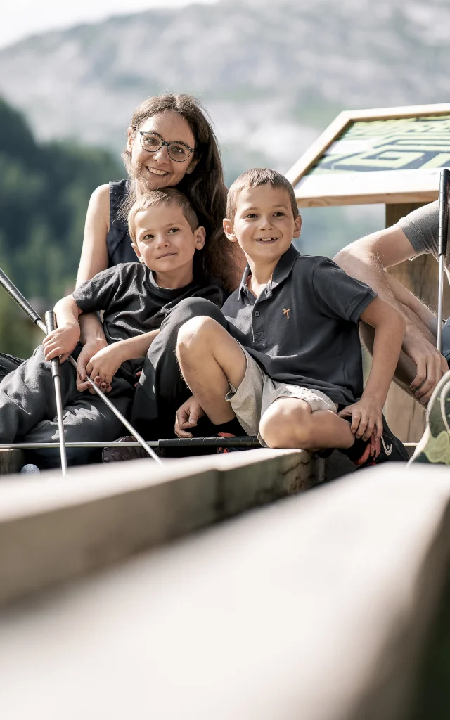 Mini golf en famille (parents et enfant) sur le front de verdure en été à Val d'Isère