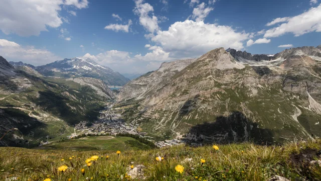 Village en été vue depuis Solaise