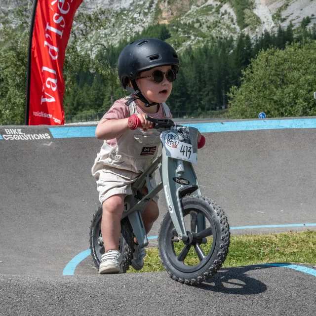 Petite fille en draisienne sur la pumptrack de Val d'Isère en été