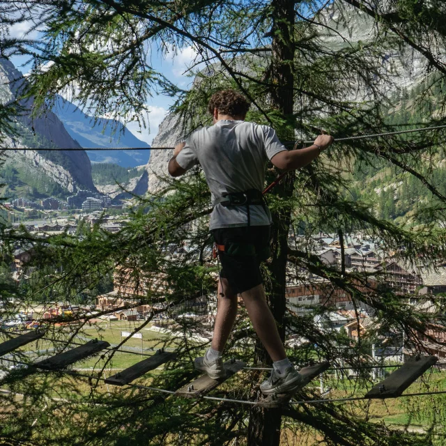 Vue sur le village de Val d'Isère avec une personne sur la plateforme - Accrobranche Val Aventure à Val d'Isère