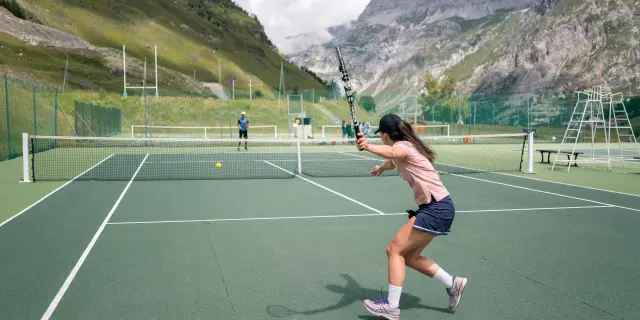 Tennis dans la Vallée du Manchet à Val d'Isère en été