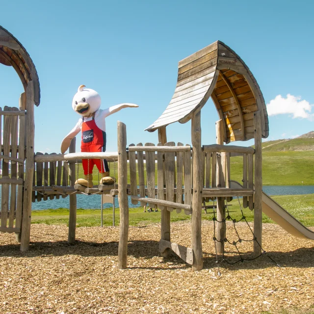 Gaston l'Aiglon sur l'aire de jeux du lac de l'Ouillette en été