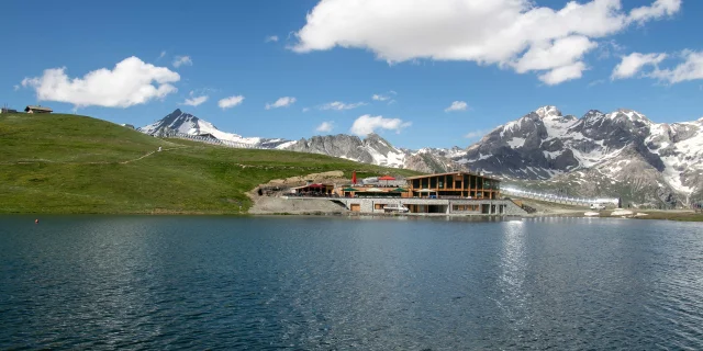 Lac de L'Ouilette with restaurant in background