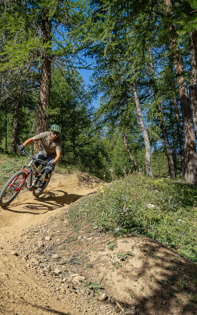 Sportif en vélo sur le Bike Park de Val d'Isère