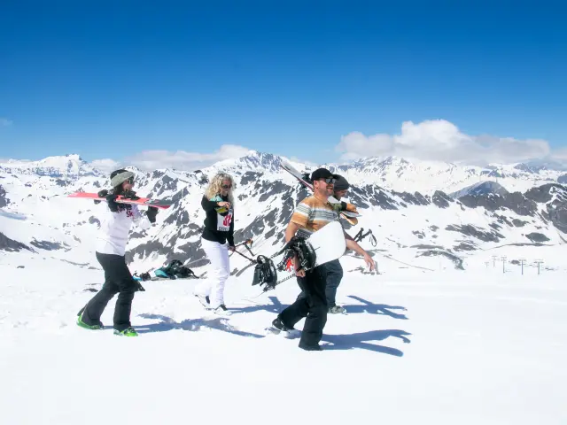 Summer skiing with friends at Pisaillas