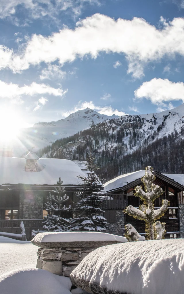 Village sous la neige avec beau soleil
