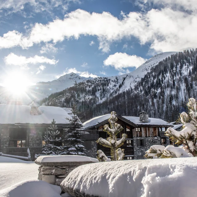 Villaggio innevato con un bel sole