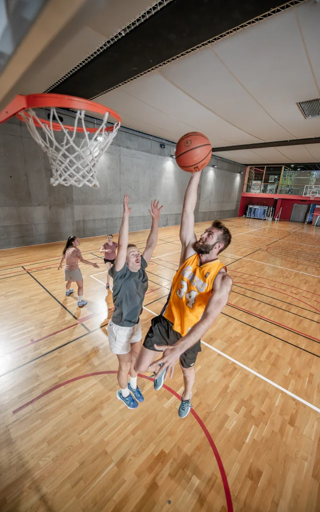 Basket dans l'espace Salle Multi-sports du Centre Aquasportif de Val d'Isère