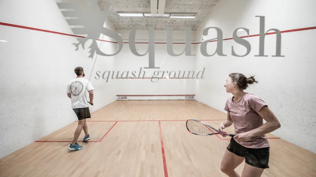 Espace Squash du Centre Aquasportif de Val d'Isère avec des personnes qui jouent