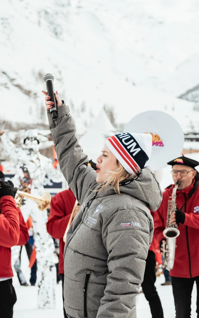 Fanfara e spettacolo durante il Critérium de la Première Neige in Val d'Isère