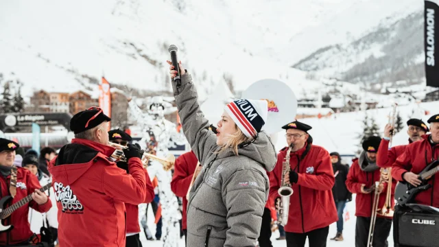 Fanfare et animatrice pendant le Critérium de la Première Neige à Val d'Isère