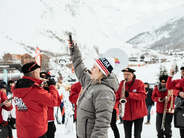 Fanfara e spettacolo durante il Critérium de la Première Neige in Val d'Isère