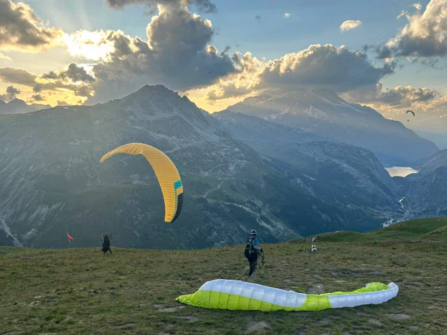 Décollage parapentes à Solaise