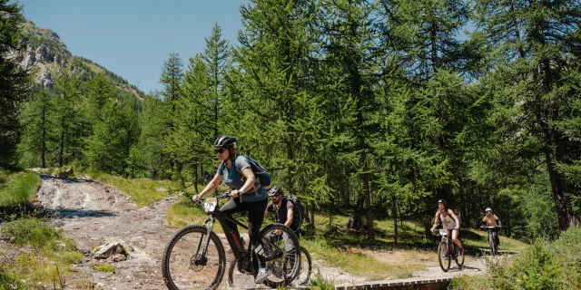 VTTAE / E-Bike con un gruppo di amici alla sorgente in estate in Val d'Isère