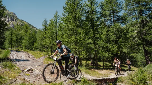 VTTAE / E-Bike en groupe d'amis aux sources en été à Val d'Isère