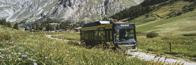 La flotta elettrica Valbus della Val d'Isère in estate