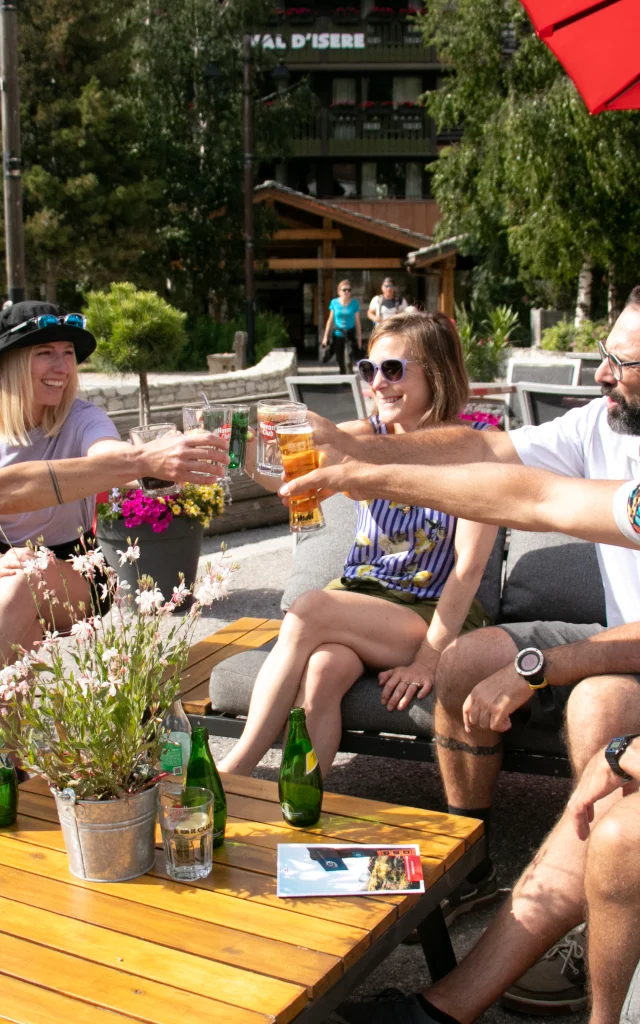 Boire un verre entre amis sur la place de l'Office de Tourisme à Val d'Isère en été