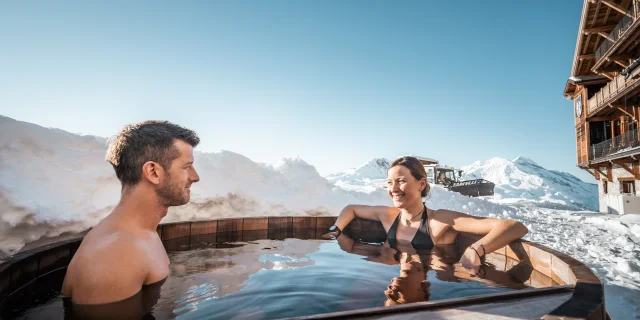 Couple in the Nordic bath at Refuge de Solaise