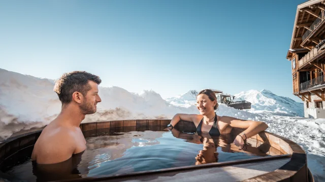 Couple in the Nordic bath at Refuge de Solaise