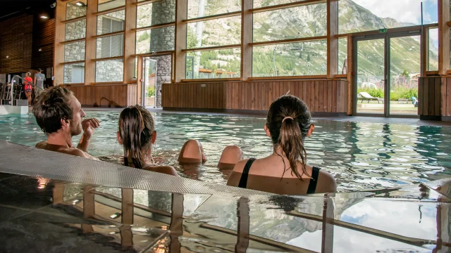 Dans la piscine du CAS avec vue sur les montagnes