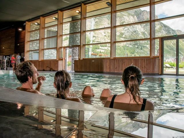 Dans la piscine du CAS avec vue sur les montagnes