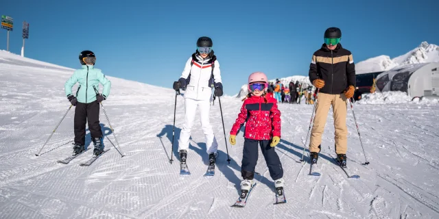 Family skiing at Solaise