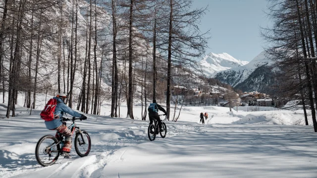 Electric mountain bikes on snow