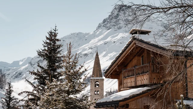 Village de Val d'Isère en hiver avec l'église et son clocher