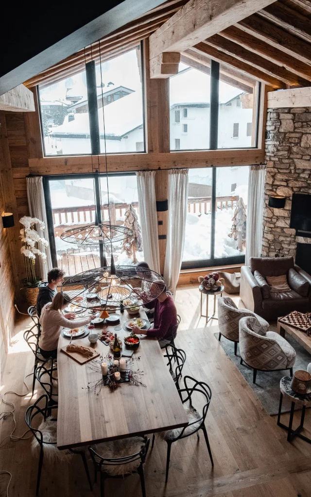 Salon et salle à manger du Chalet avec services Rocca à Val d'Isère