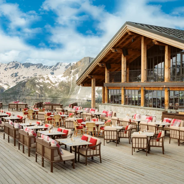 Terrasse en été du Restaurant Le Refuge de Solaise