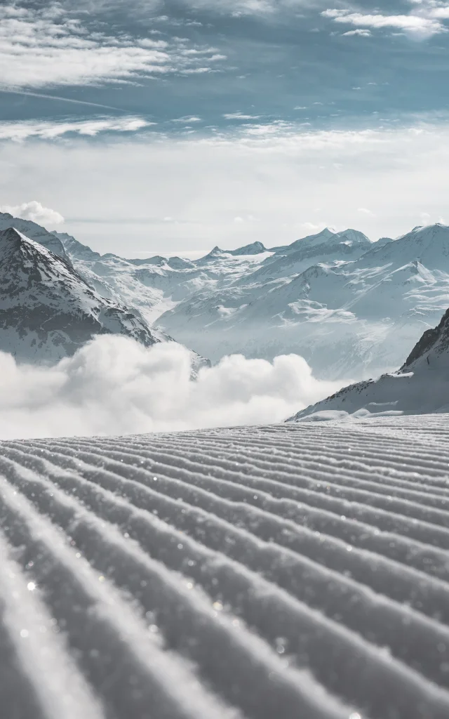 Vue sur les montagnes avec piste damée du secteur de Bellevarde