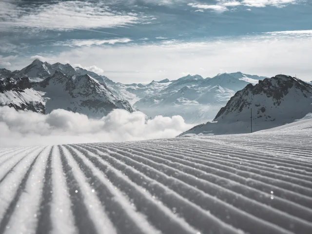Vue sur les montagnes avec piste damée du secteur de Bellevarde