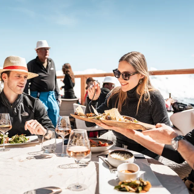 Entre amis sur la terrasse de la Maison Louly