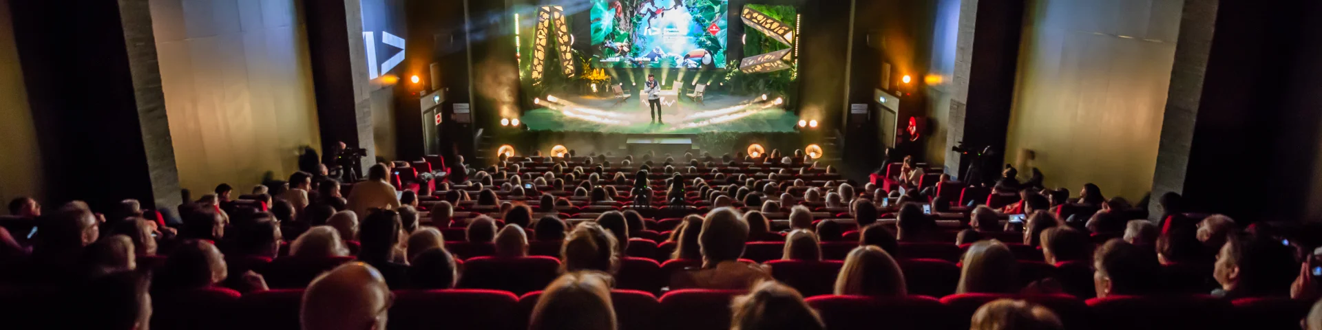 Scène du Festival International du Film Aventure & Découverte à Val d'Isère