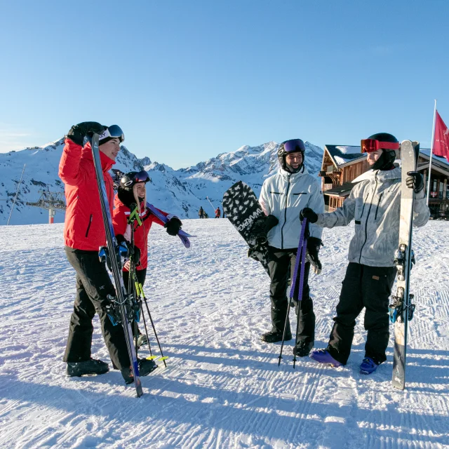 Groupe d'amis en train de parler en haut de Solaise direction l'après-ski