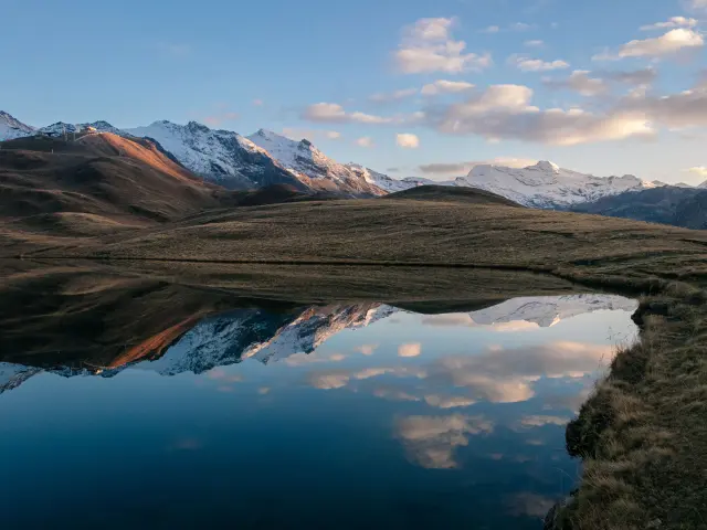 Lac de l'Ouillette en automne avec coucher de soleil